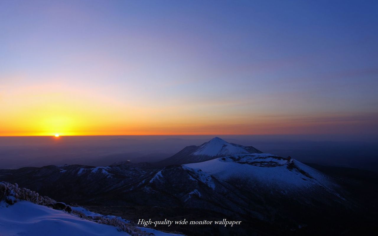 雪景色の高千穂峰と朝陽をモチーフにしましたアスペクト比１６：１０のモニター【1280×800】に対応しています