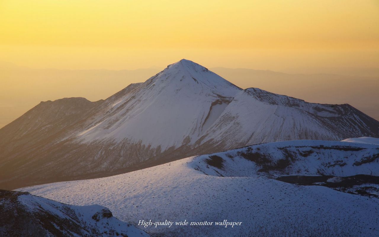 雪景色の高千穂の峰Ⅲをモチーフにしましたアスペクト比１６：１０のモニター【1280×800】に対応しています