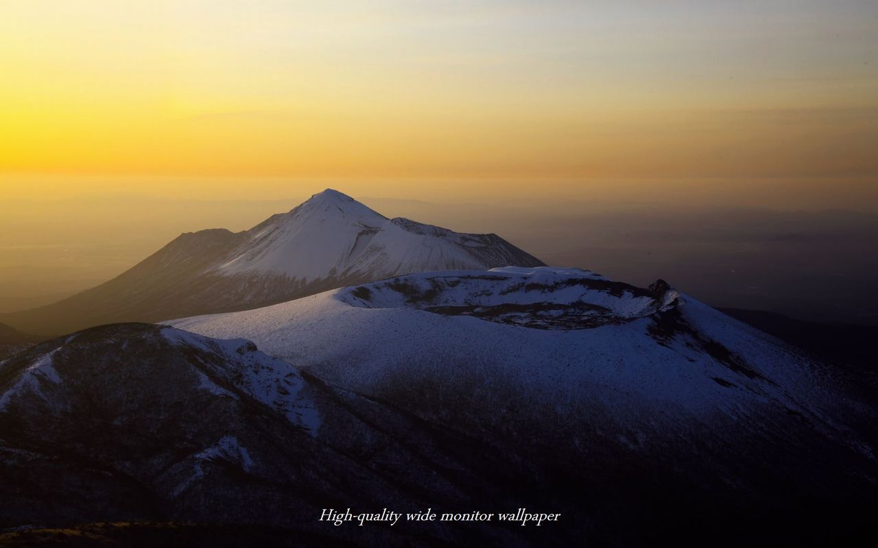 雪景色の高千穂の峰Ⅳをモチーフにしましたアスペクト比１６：１０のモニター【1280×800】に対応しています