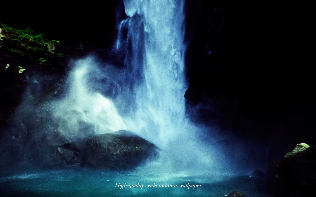 千里ヶ滝の瀑布をモチーフにしましたアスペクト比１６：１０のモニター【1280×800】に対応しています