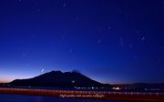 夜明けの桜島Ⅱをモチーフにしましたアスペクト比１６：１０のモニター【1280×800】に対応しています