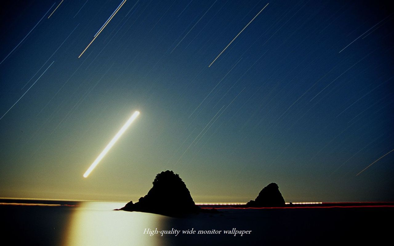 日南海岸に昇る月の光跡をモチーフにしました【1280×800】アスペクト比１６：１０のモニターに対応しています