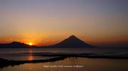 朝陽と薩摩富士をモチーフにしましたアスペクト比１６：９のモニター【1366×768】に対応しています