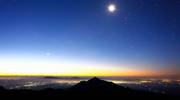 霧島連山と夜景をモチーフにしましたアスペクト比１６：９のモニター【1366×768】に対応しています