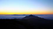 霧島の夜明けをモチーフにしましたアスペクト比１６：９のモニター【1366×768】に対応しています