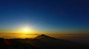 霧島連山と朝陽Ⅲをモチーフにしましたアスペクト比１６：９のモニター【1366×768】に対応しています