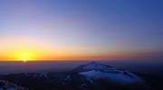 雪景色の高千穂の峰と朝陽をモチーフにしましたアスペクト比１６：９のモニター【1366×768】に対応しています