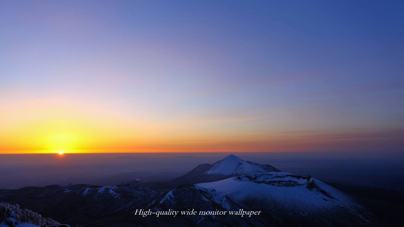 雪景色の高千穂峰と朝陽をモチーフにしましたアスペクト比１６：９のモニター【1366×768】に対応しています