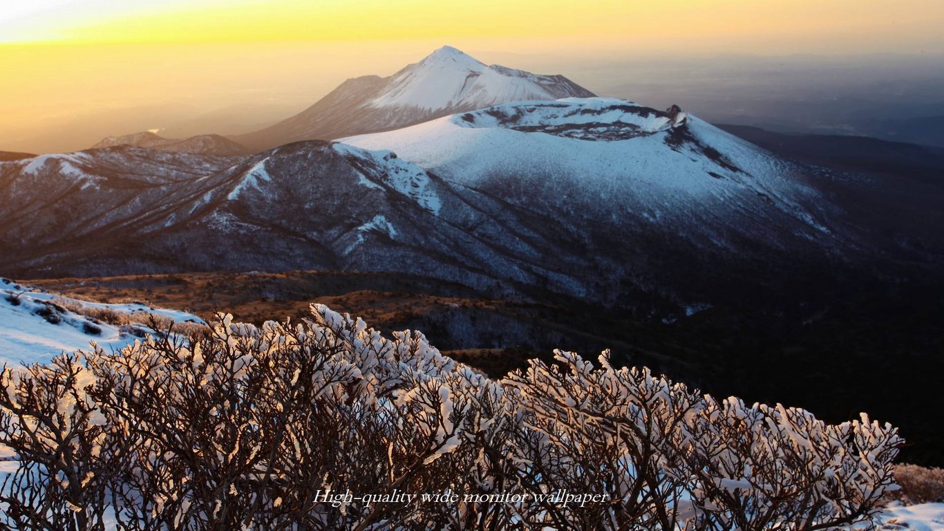 雪景色の高千穂の峰Ⅱをモチーフにしましたアスペクト比１６：９のモニター【1366×768】に対応しています