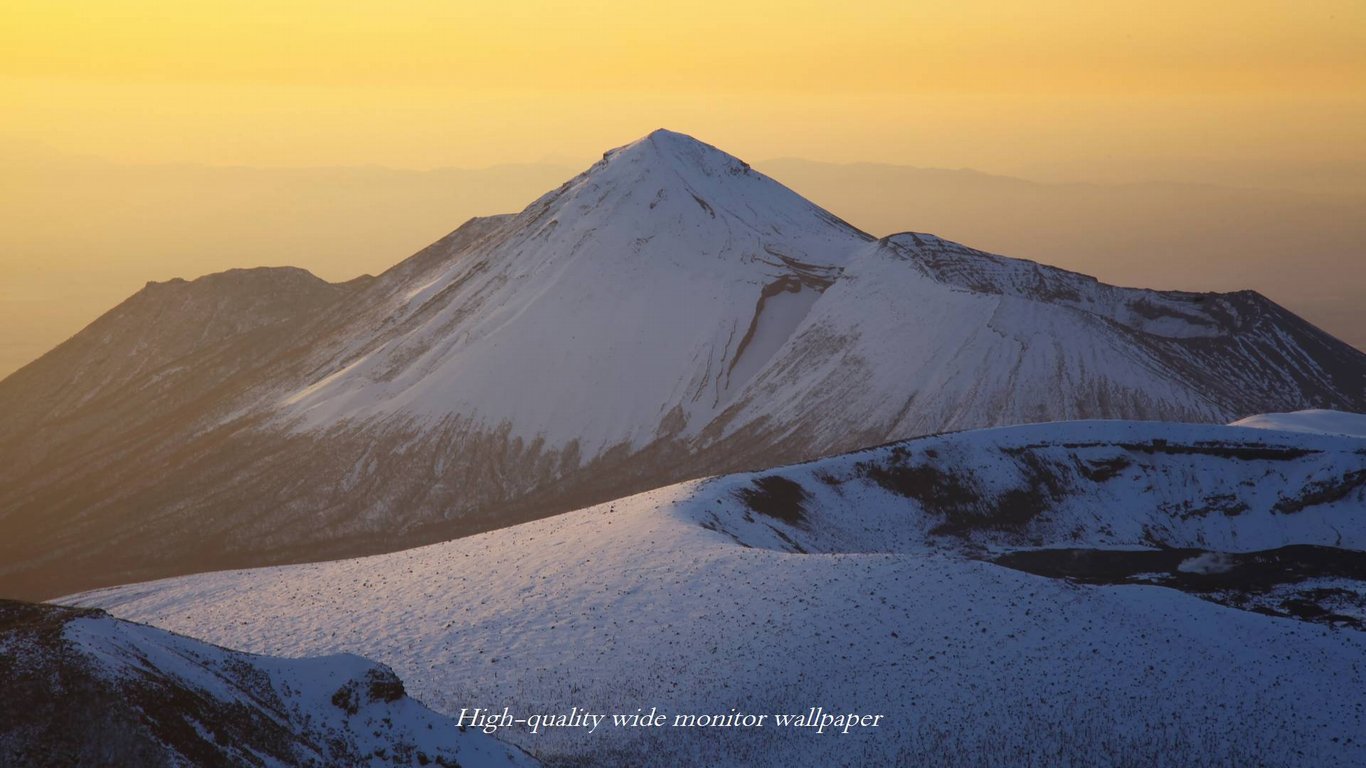 雪景色の高千穂の峰Ⅲをモチーフにしましたアスペクト比１６：９のモニター【1366×768】に対応しています