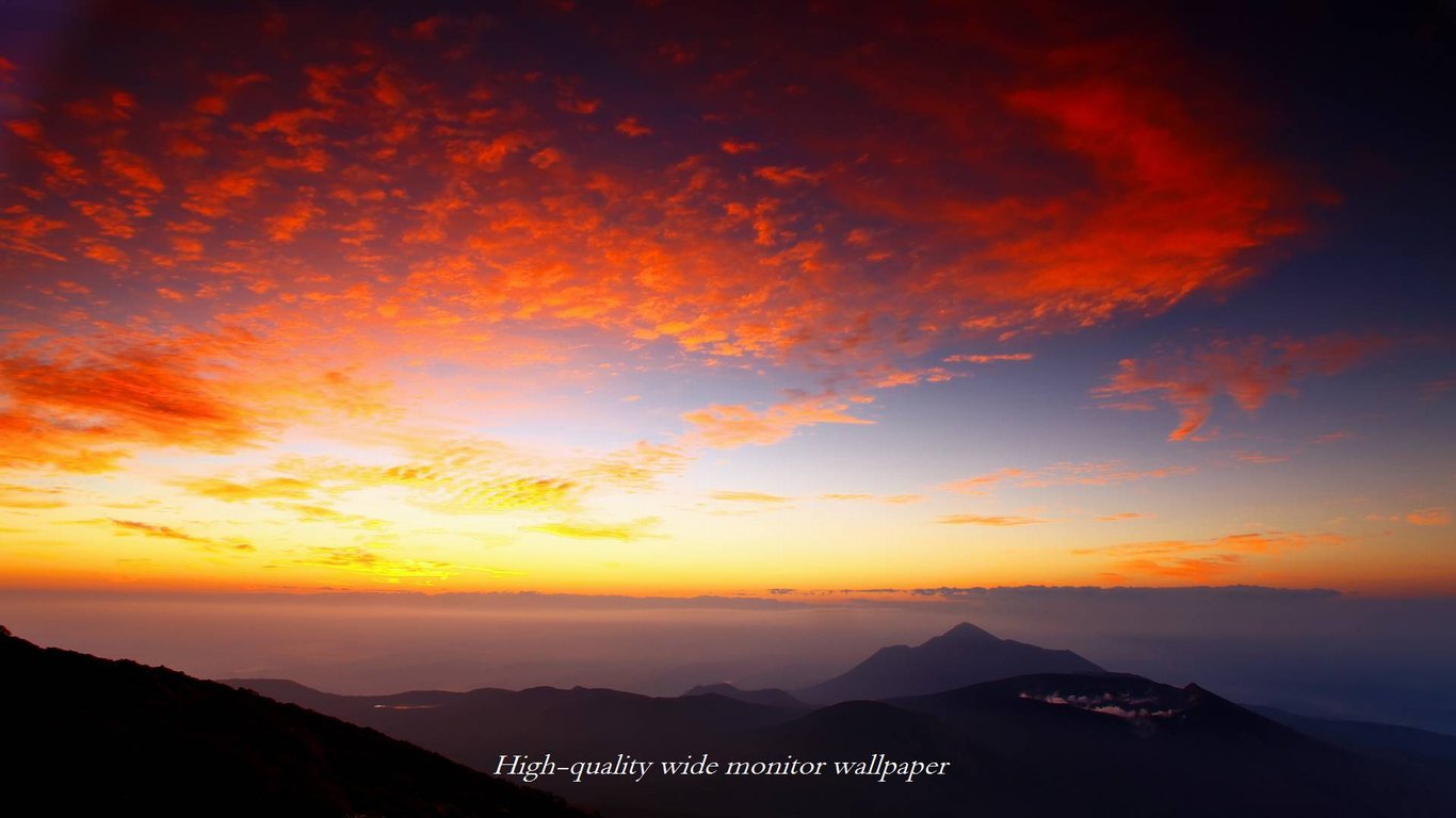 朝焼けの霧島連山をモチーフにしましたアスペクト比１６：９のモニター【1366×768】に対応しています