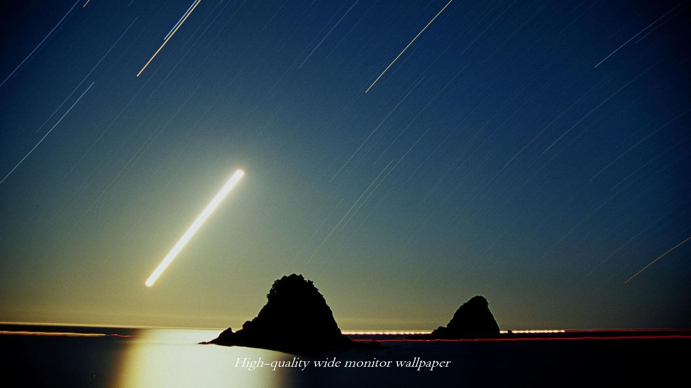 日南海岸に昇る月の光跡をモチーフにしました【1366×768】アスペクト比１６：９のモニターに対応しています