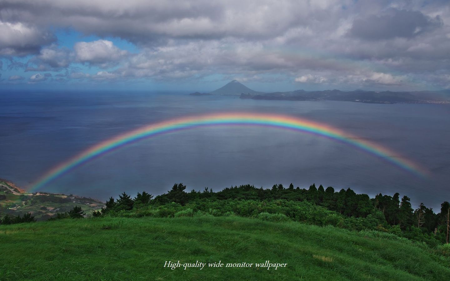 開聞岳と虹をモチーフにしましたアスペクト比１６：９のモニター【1440×900】に対応しています