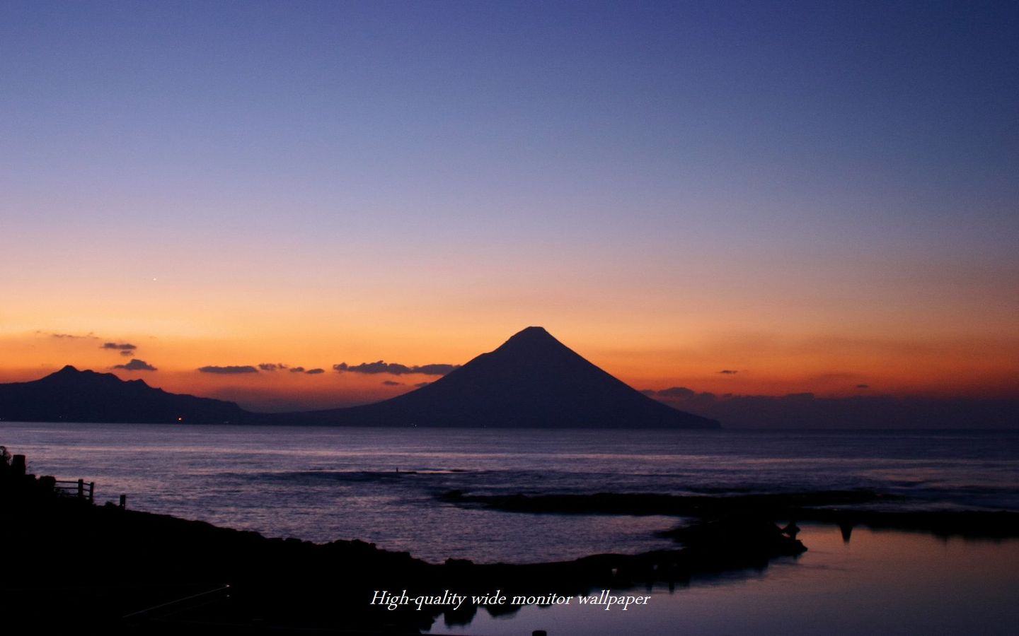 黎明の薩摩富士をモチーフにしましたアスペクト比１６：９のモニター【1440×900】に対応しています