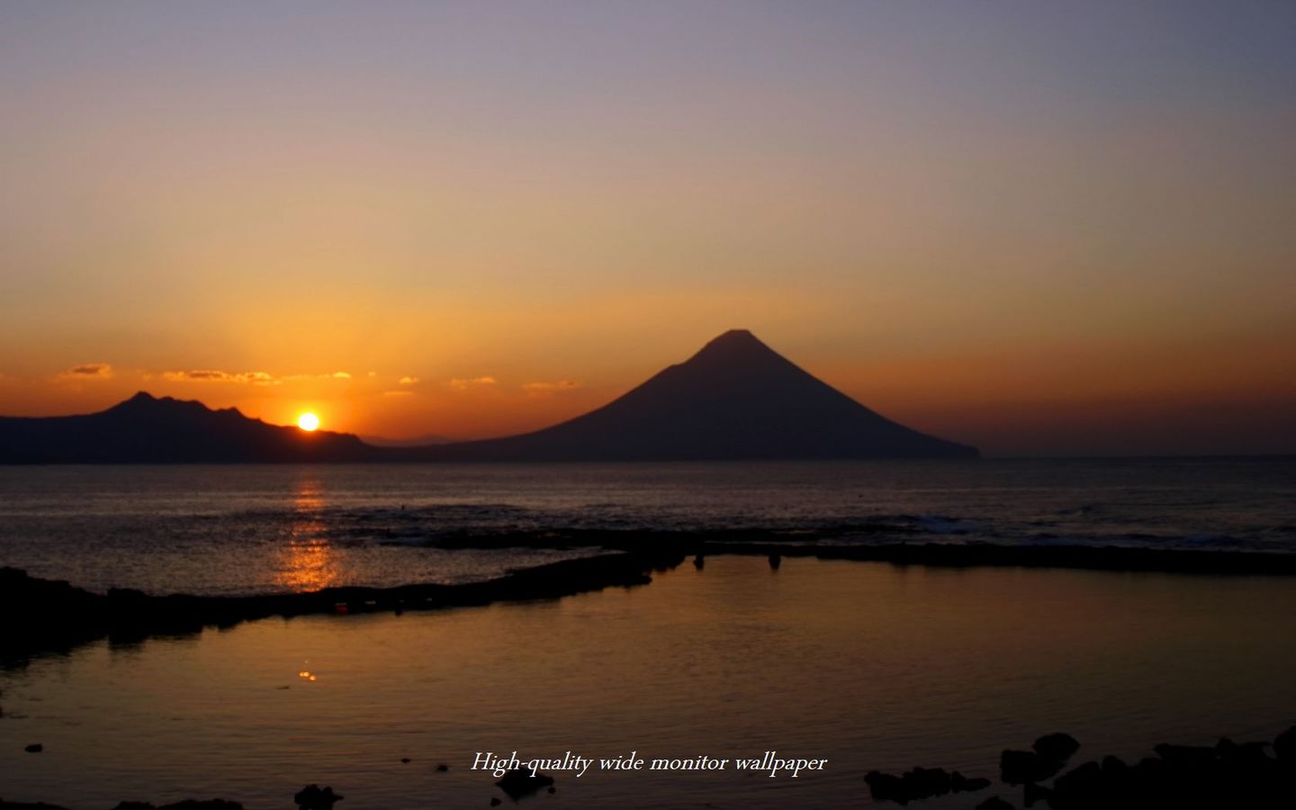 朝陽と薩摩富士をモチーフにしましたアスペクト比１６：９のモニター【1440×900】に対応しています