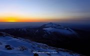雪景色の高千穂の峰をモチーフにしましたアスペクト比１６：１０のモニター【1440×900】に対応しています