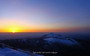 雪景色の高千穂の峰と朝陽をモチーフにしましたアスペクト比１６：１０のモニター【1440×900】に対応しています