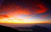 朝焼けの霧島連山をモチーフにしましたアスペクト比１６：１０のモニター【1440×900】に対応しています