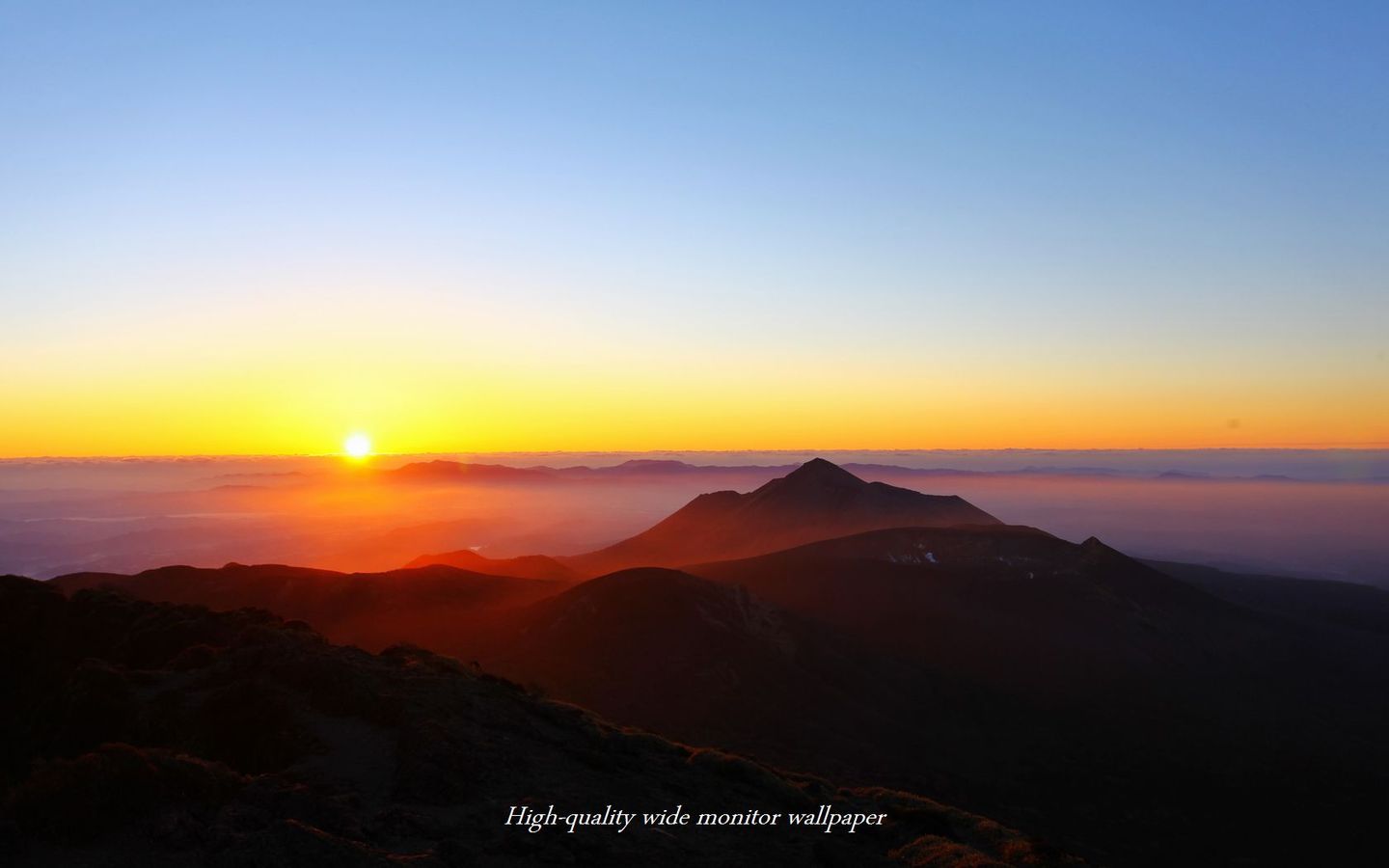 霧島連山と朝陽Ⅱをモチーフにしましたアスペクト比１６：１０のモニター【1440×900】に対応しています