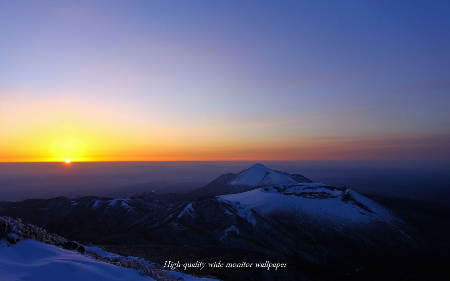 雪景色の高千穂峰と朝陽をモチーフにしましたアスペクト比１６：１０のモニター【1440×900】に対応しています
