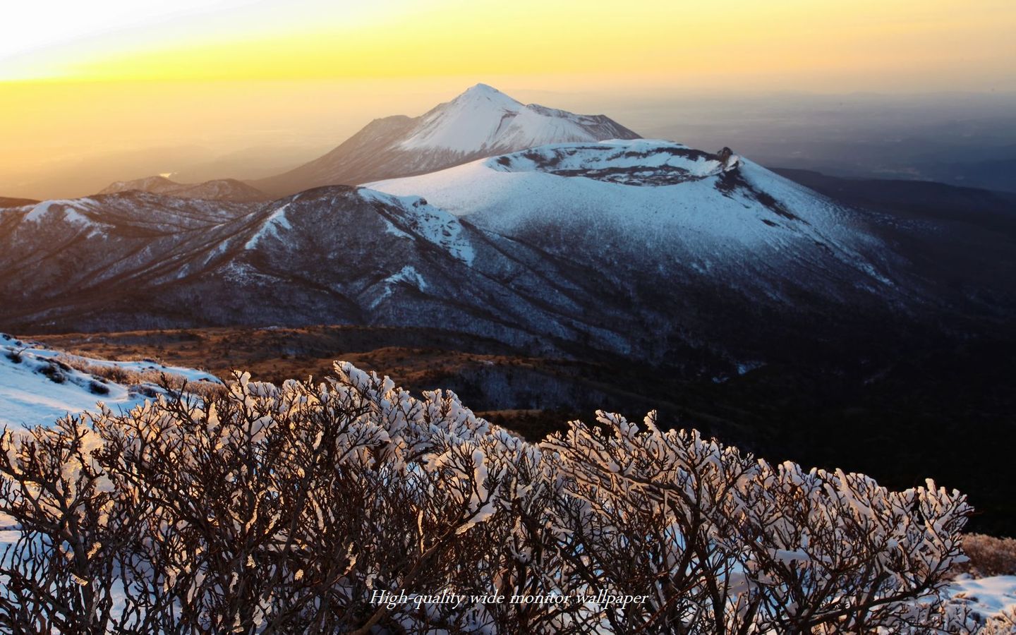 雪景色の高千穂の峰Ⅱをモチーフにしましたアスペクト比１６：１０のモニター【1440×900】に対応しています