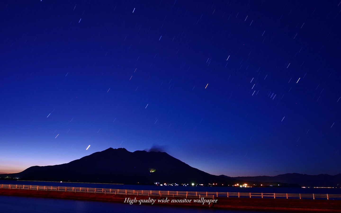 夜明けの桜島をモチーフにしました【1440×900】アスペクト比１６：１０のモニターに対応しています