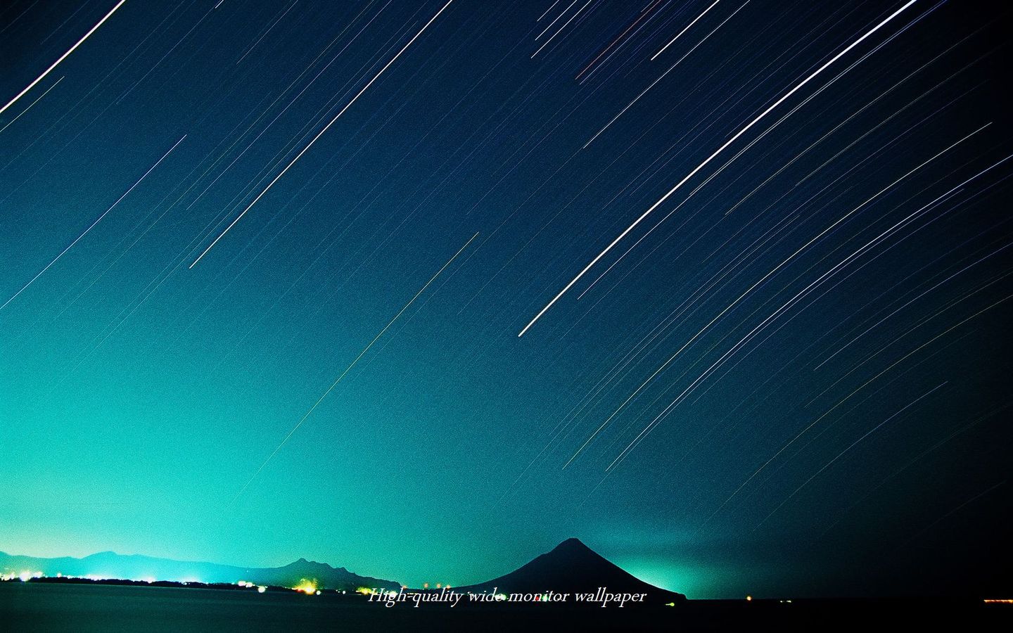 開聞岳と星の光跡をモチーフにしました【1440×900】アスペクト比１６：１０のモニターに対応しています