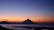 黎明の薩摩富士をモチーフにしましたアスペクト比１６：９のモニター【1600×900】に対応しています