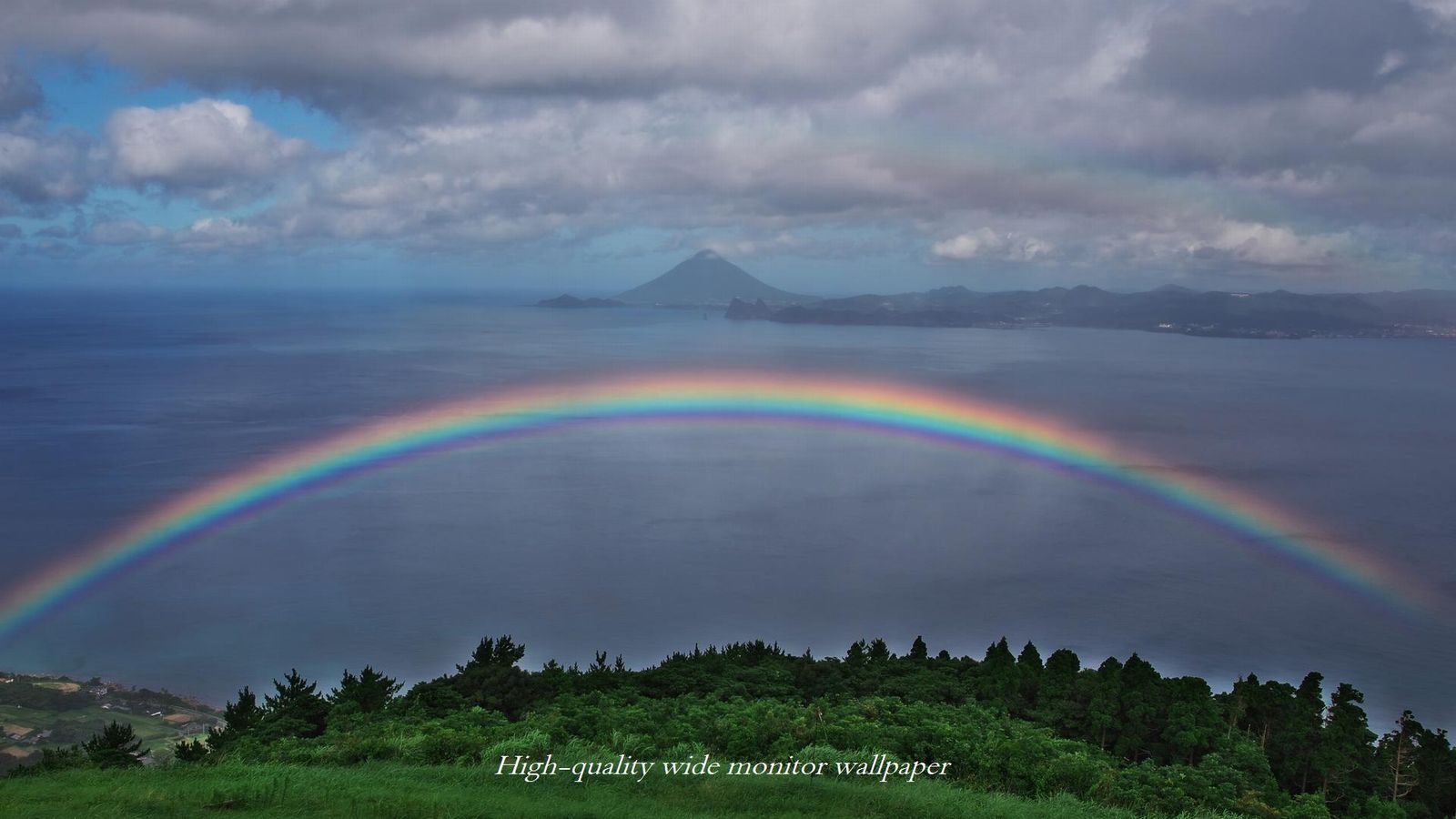 開聞岳と虹をモチーフにしましたアスペクト比１６：９のモニター【1600×900】に対応しています