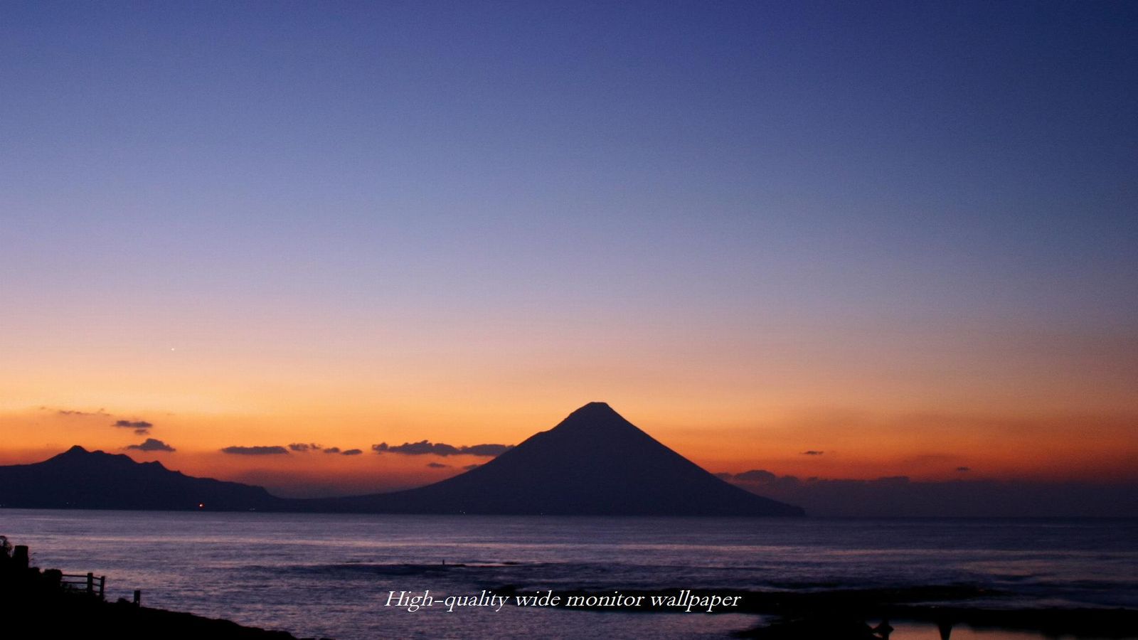 黎明の薩摩富士をモチーフにしましたアスペクト比１６：９のモニター【1600×900】に対応しています