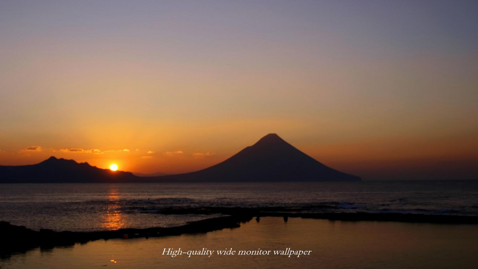 朝陽と薩摩富士をモチーフにしましたアスペクト比１６：９のモニター【1600×900】に対応しています