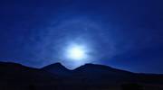 韓国岳と月の光環をモチーフにしましたアスペクト比１６：９のモニター【1600×900】に対応しています