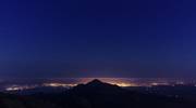 高千穂の峰と夜景をモチーフにしましたアスペクト比１６：９のモニター【1600×900】に対応しています