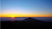 霧島連山と朝陽をモチーフにしましたアスペクト比１６：９のモニター【1600×900】に対応しています