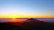 霧島連山と朝陽Ⅱをモチーフにしましたアスペクト比１６：９のモニター【1600×900】に対応しています