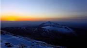 雪景色の高千穂の峰をモチーフにしましたアスペクト比１６：９のモニター【1600×900】に対応しています