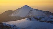 雪景色の高千穂の峰Ⅲをモチーフにしましたアスペクト比１６：９のモニター【1600×900】に対応しています