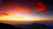 朝焼けの霧島連山をモチーフにしましたアスペクト比１６：９のモニター【1600×900】に対応しています