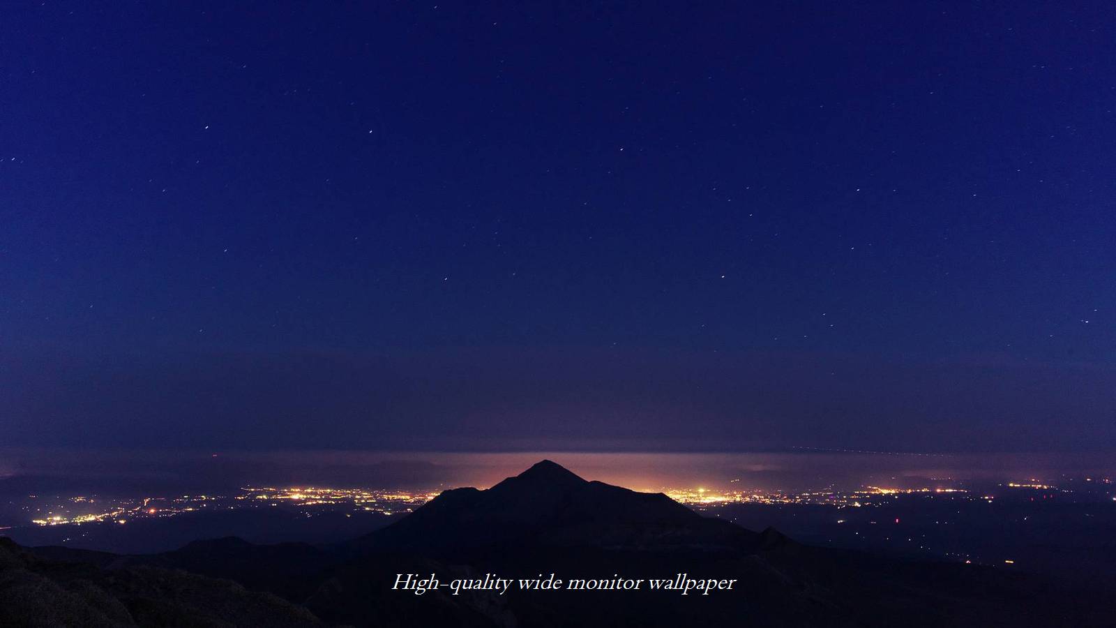 高千穂の峰と夜景をモチーフにしましたアスペクト比１６：９のモニター【1600×900】に対応しています