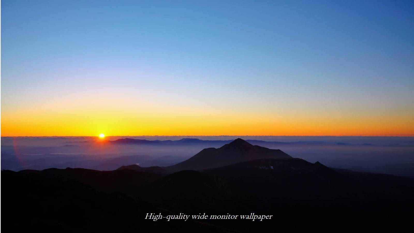 霧島連山と朝陽をモチーフにしましたアスペクト比１６：９のモニター【1600×900】に対応しています