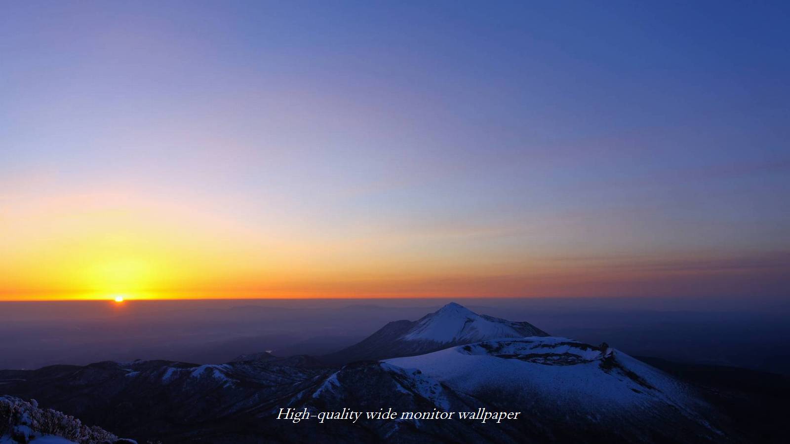 雪景色の高千穂峰と朝陽をモチーフにしましたアスペクト比１６：９のモニター【1600×900】に対応しています