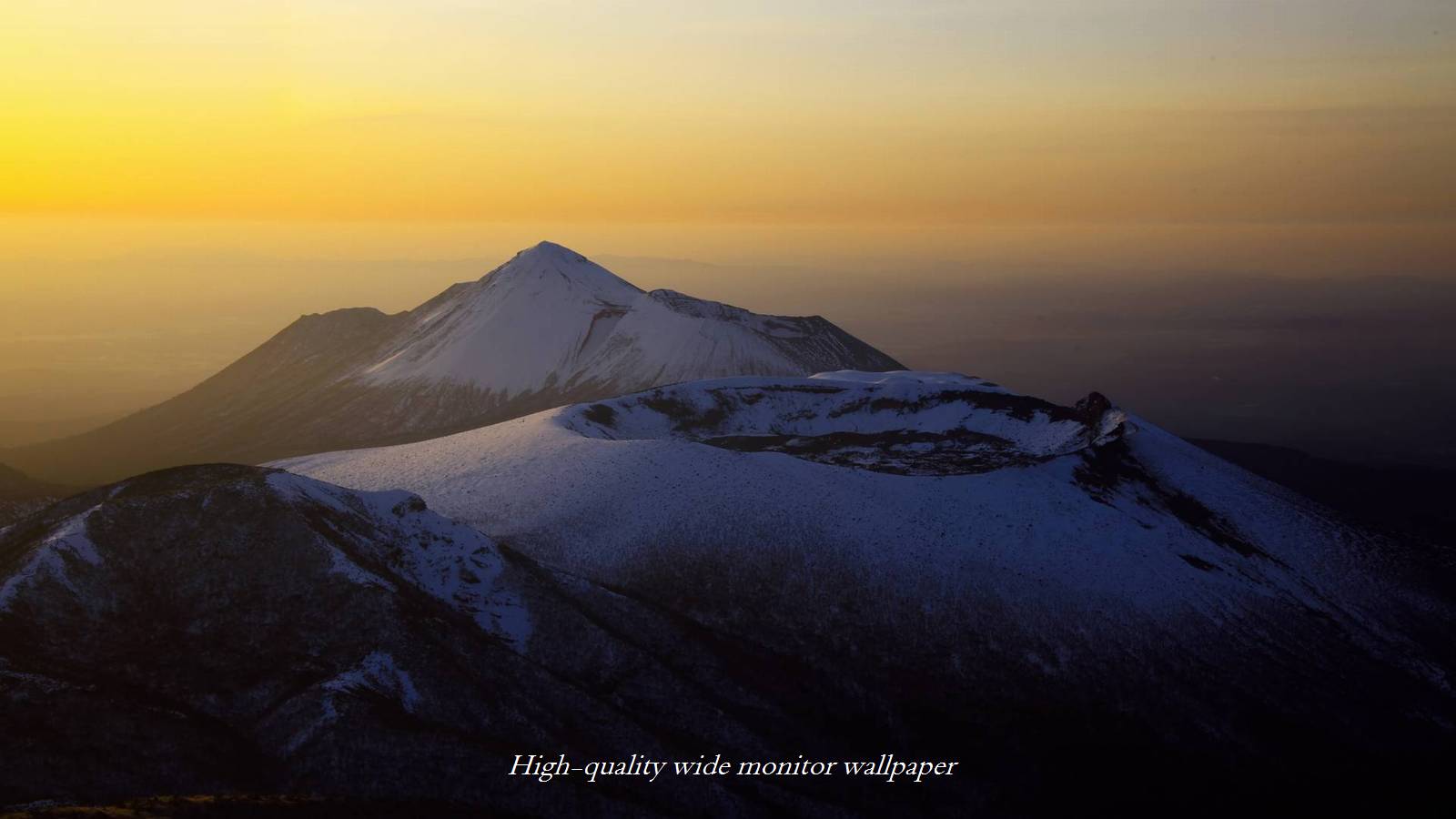 雪景色の高千穂の峰Ⅳをモチーフにしましたアスペクト比１６：９のモニター【1600×900】に対応しています