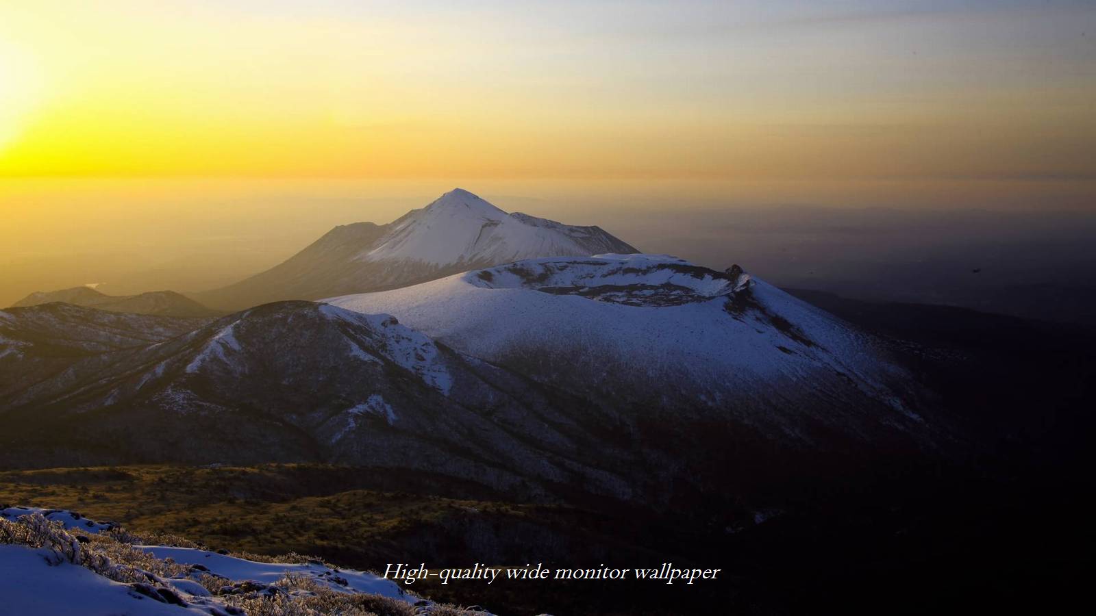 雪景色の高千穂の峰Ⅴをモチーフにしましたアスペクト比１６：９のモニター【1600×900】に対応しています