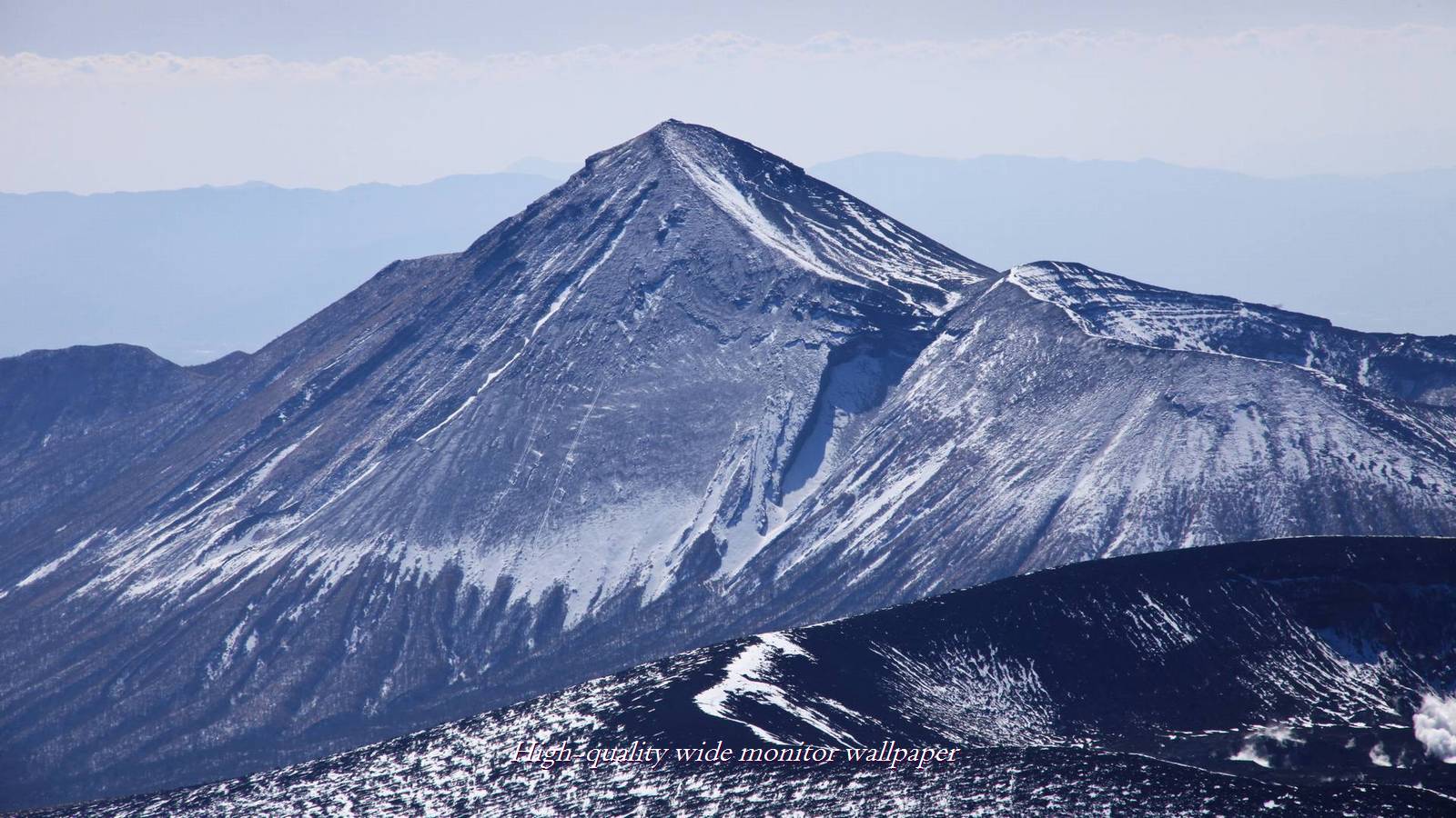 雪景色の高千穂の峰をモチーフにしましたアスペクト比１６：９のモニター【1600×900】に対応しています