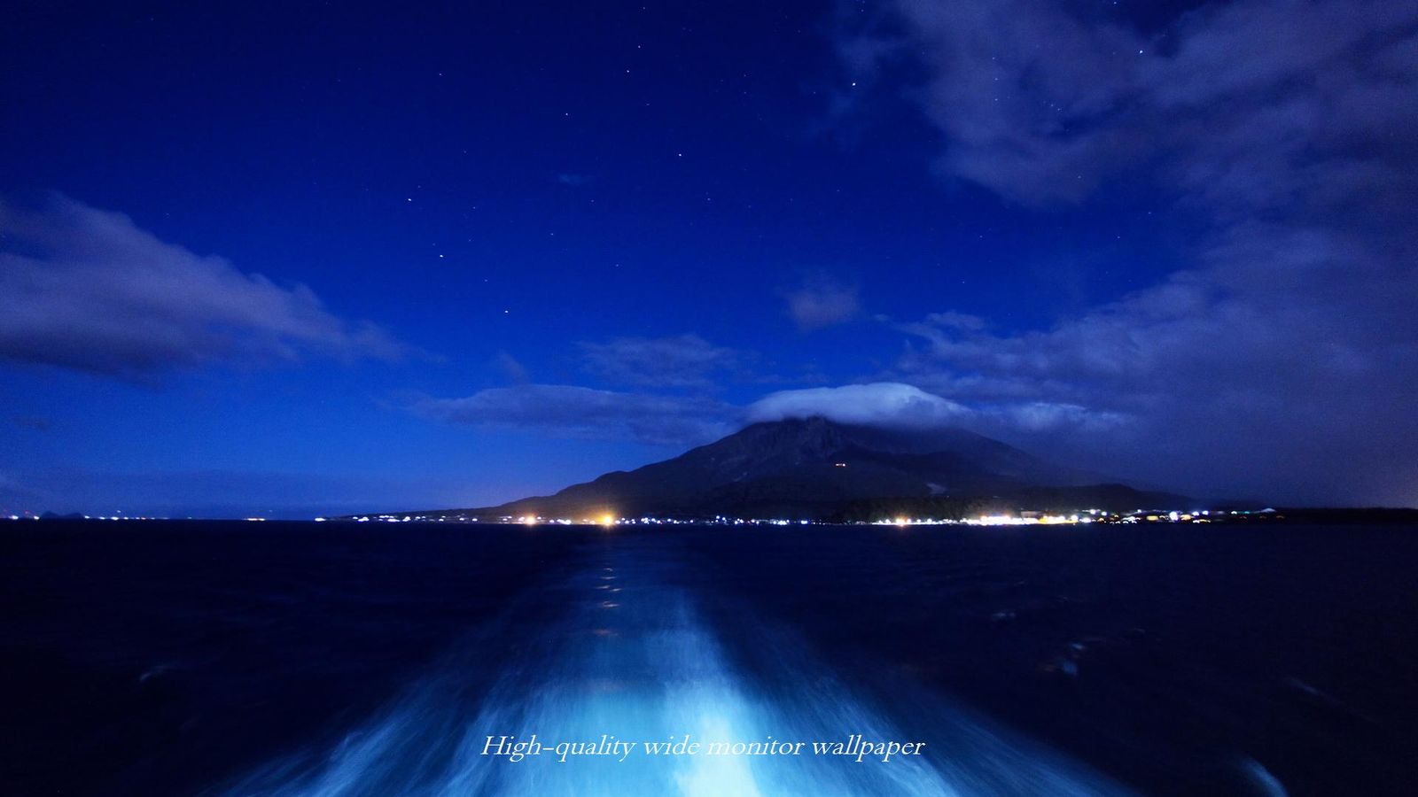 桜島フェリーより撮影下月明かりに浮かぶ桜島をモチーフにしましたアスペクト比１６：９のモニター【1600×900】に対応しています