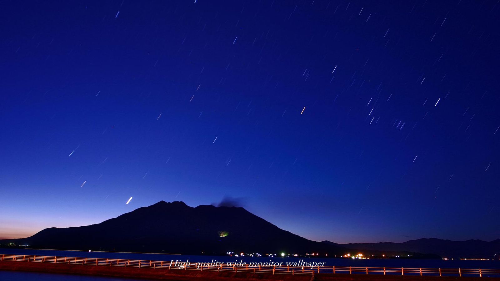夜明けの桜島をモチーフにしました【1600×900】アスペクト比１６：９のモニターに対応しています