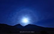 韓国岳と月の光環をモチーフにしましたアスペクト比１６：９のモニター【1680×1050】に対応しています