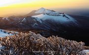 雪景色の高千穂の峰Ⅱをモチーフにしましたアスペクト比１６：９のモニター【1680×1050】に対応しています
