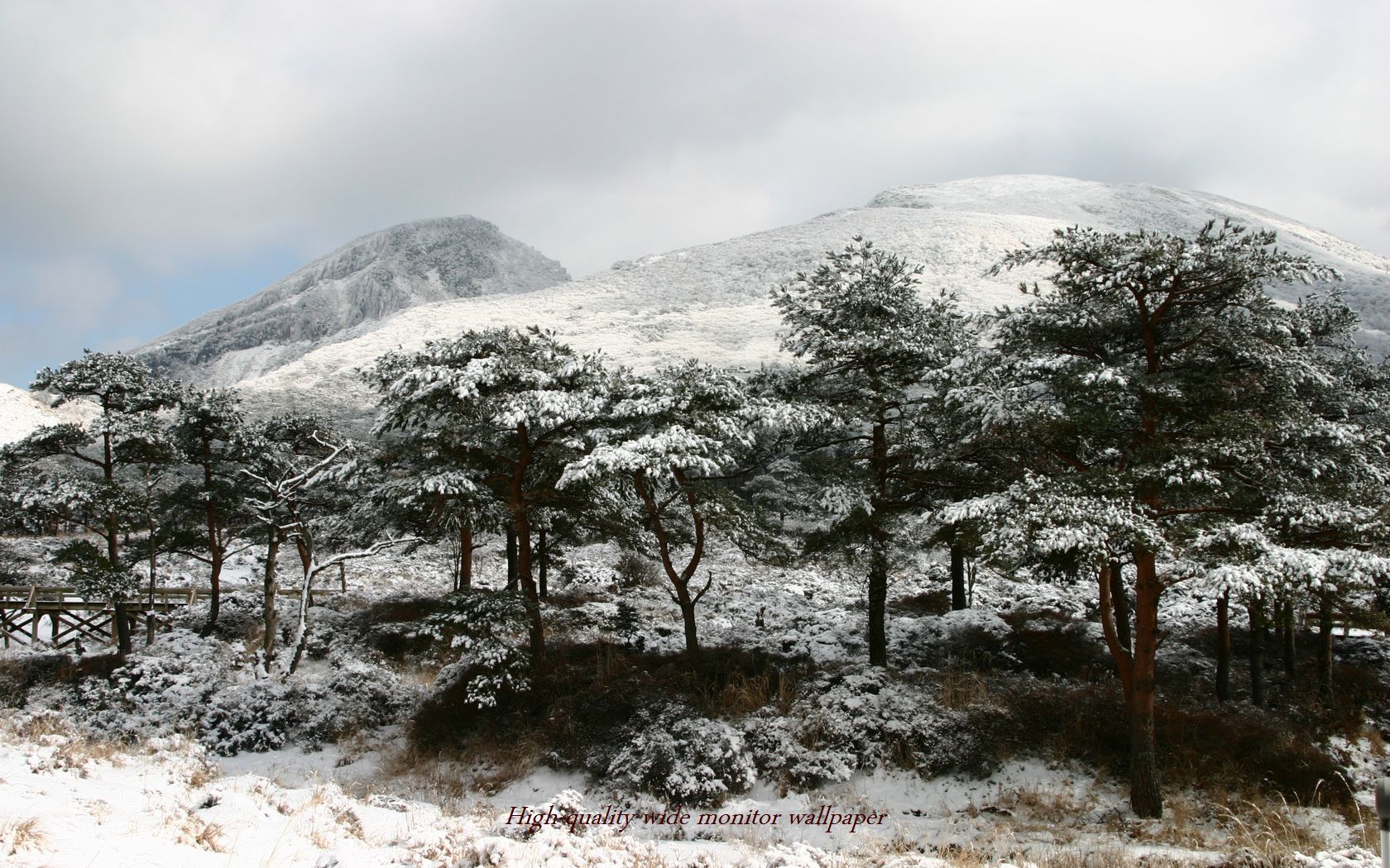 韓国岳と雪景色をモチーフにしましたアスペクト比１６：１０のモニター【1680×1050】に対応しています