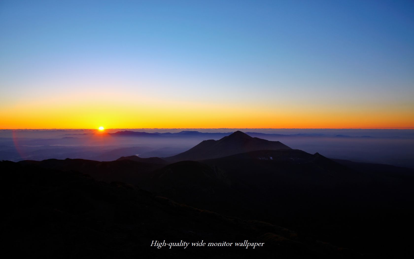 霧島連山と朝陽をモチーフにしましたアスペクト比１６：１０のモニター【1680×1050】に対応しています